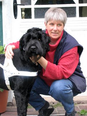 Schwarzer Terrier als Blindenhund